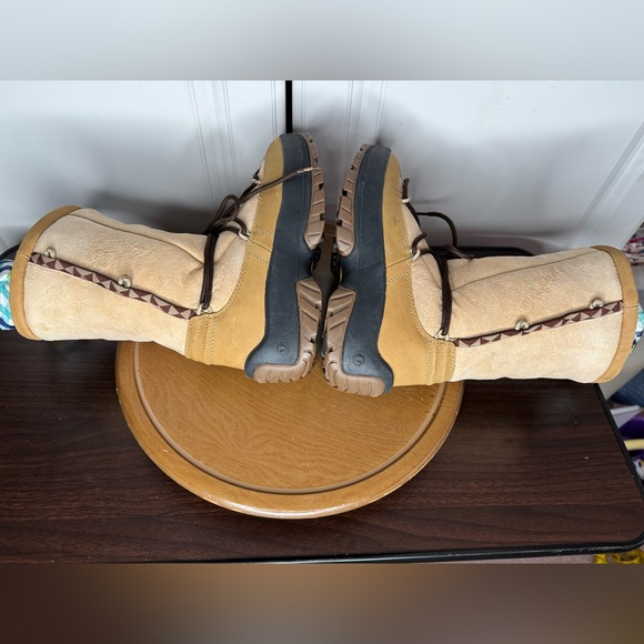 Women's Ulu Crow Shearling Boots - Picture 7 of 12